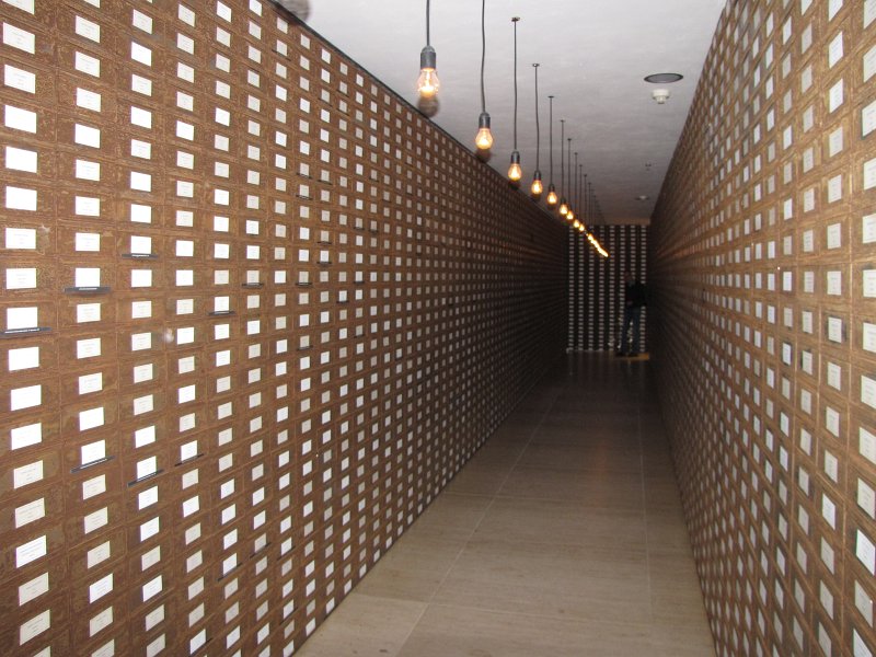 archief duitse parlementariers.jpg - In de kelder van de Reichstag staat het kunstwerk Das Archiv der Abgeordneten van kunstenaar Christian Boltanski. Dit kunstwerk bestaat uit metalen dozen. Één doos voor elke democratisch gekozen parlementariër tussen 1919 en 1999. De periode tussen 1933 en 1949, toen er geen parlement was, word vertegenwoordigd door een zwarte doos. Parlementsleden die door de nazi's om het leven zijn gebracht hebben een zwarte band onder hun naam staan. En ja, ook al is niet iedereen het er mee eens, er is ook een doos met de naam van Adolf Hitler.